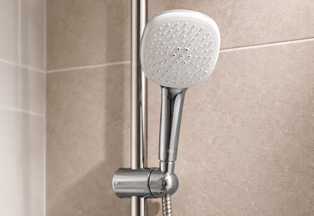 Pommeau Aqualis installé dans une salle de bain d'hôtel